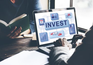 bilgisayarda çalışan adam