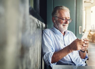 Dijital aygıt kullanarak sakallı olgun adam