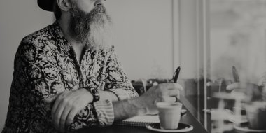 Şık hipster adam bir şey yazma 