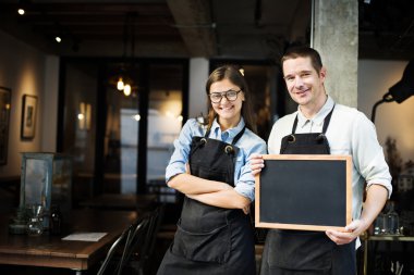 Barista personel çalışma, blackboard tutan adam