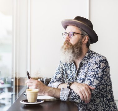 Şık hipster adam bir şey yazma 