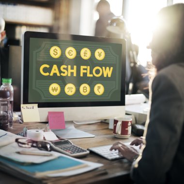 Bilgisayarda çalışan iş kadını