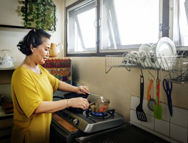 Anne çorba pişirme 