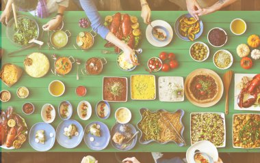 arkadaşlar büyük tablo için yemek