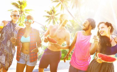 neşeli arkadaşları dışarı asılı 