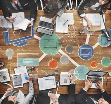 iş adamları iş başında elektronik cihazlar ile