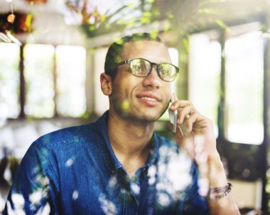 Dijital aygıt kullanan genç yakışıklı adam