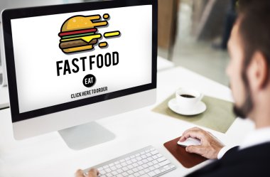 bilgisayarda çalışan adam