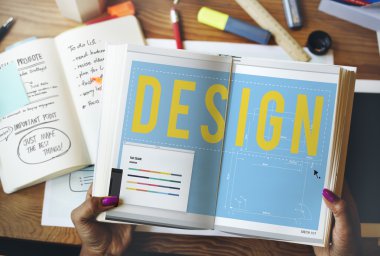 Evde kitabı olan kadın.