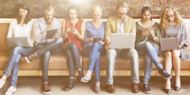 Çeşitlilik insanlarla dijital cihazlar