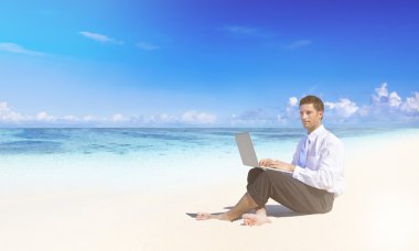 Plajda işadamı kalan yalnız