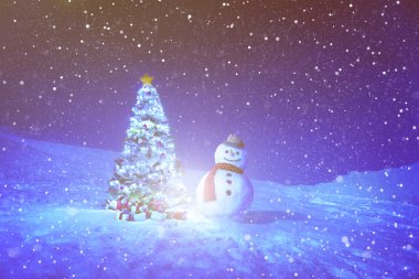 Noel ağacı yakınındaki gerçek kardan adam