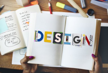 Evde kitabı olan kadın.