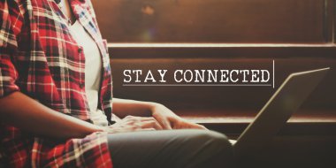 Arka plan üzerinde dizüstü bilgisayar kullanan kadın