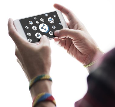 Cep telefonu kullanan adam