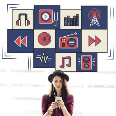 Müzik dinleyen kadın