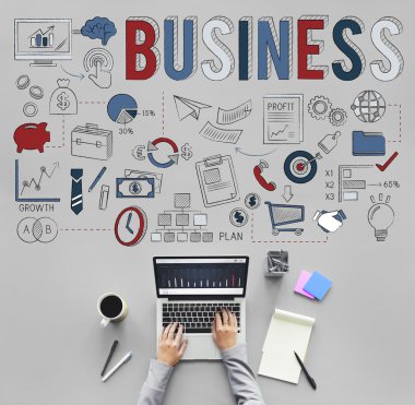 Tablo ile iş üstünde laptop