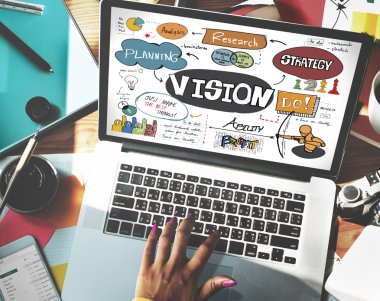 İşyerinde dizüstü bilgisayar kullanan kadın