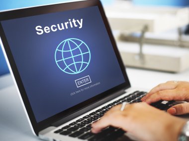 Dizüstü bilgisayar kullanan kadın 