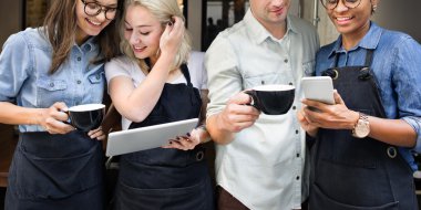 Kahve dükkanında konuşan arkadaşlar 