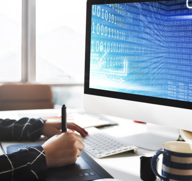 bilgisayar monitörü ikili kodu içeren