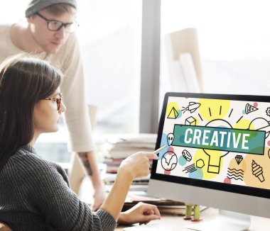 yaratıcı monitörde gösterilen kadın