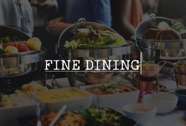 Masa çeşitli lezzetli yiyecek dolu