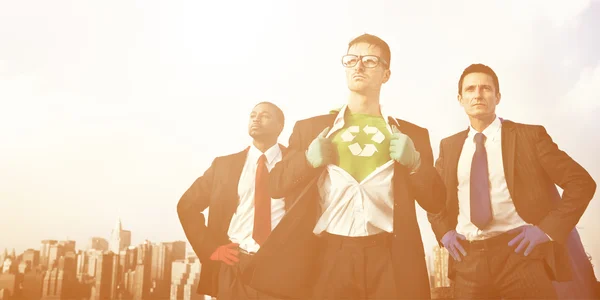 Affärsmän i superhjälte dräkter — Stockfoto