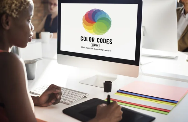 Businesswoman working on computer with color codes — Stock Photo, Image