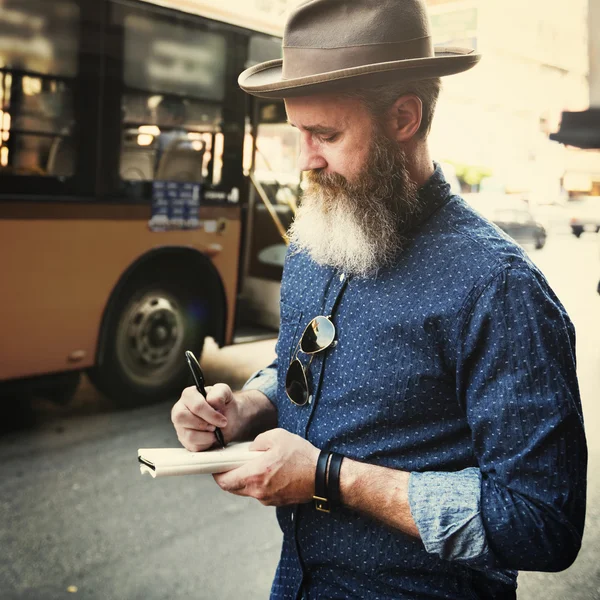 Elegante uomo hipster che scrive qualcosa — Foto Stock