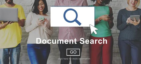 Persone si trova vicino al muro e Document Search — Foto Stock