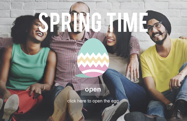 Diversidade amigos perto da parede com Spring Time — Fotografia de Stock