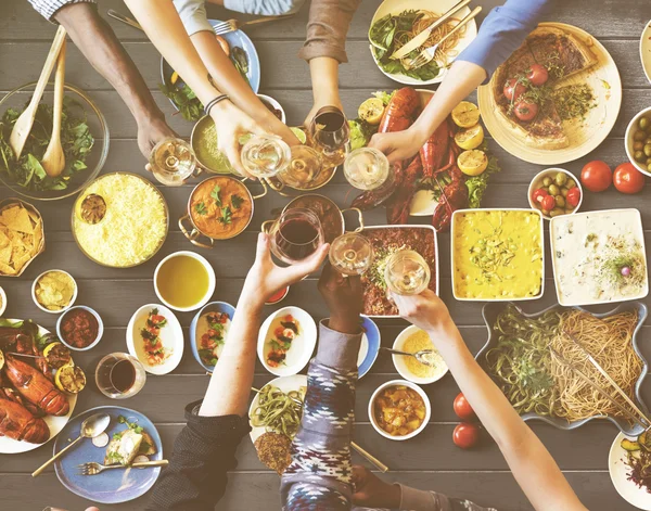 Gente disfrutando comida — Foto de Stock