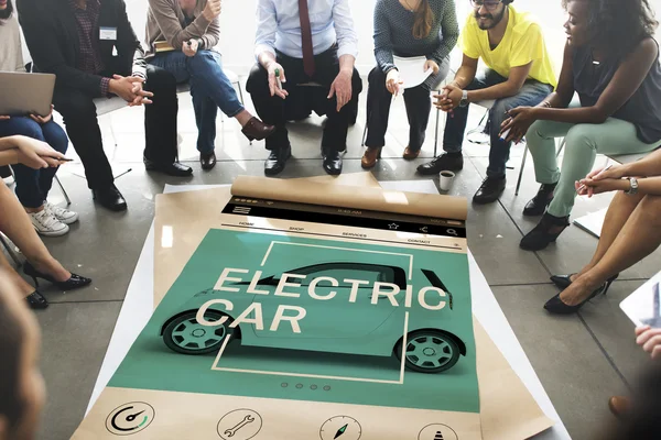 Gente sobre cartel con coche eléctrico — Foto de Stock