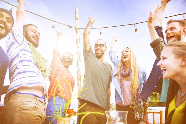 Gente disfrutando de fiesta en la playa — Foto de Stock