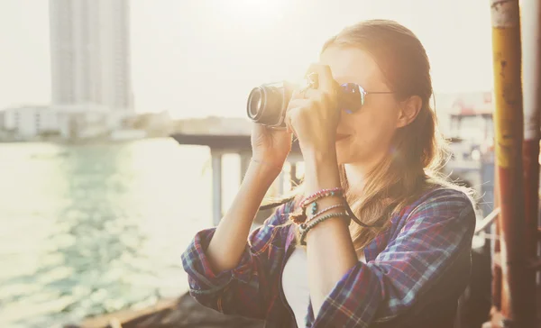 Chica haciendo fotos — Foto de Stock