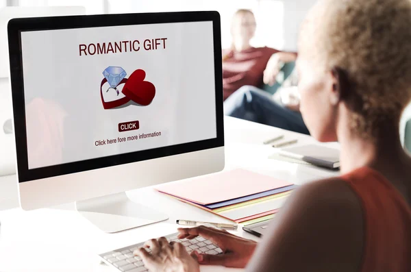 Geschäftsfrau arbeitet am Computer mit romantischem Geschenk — Stockfoto