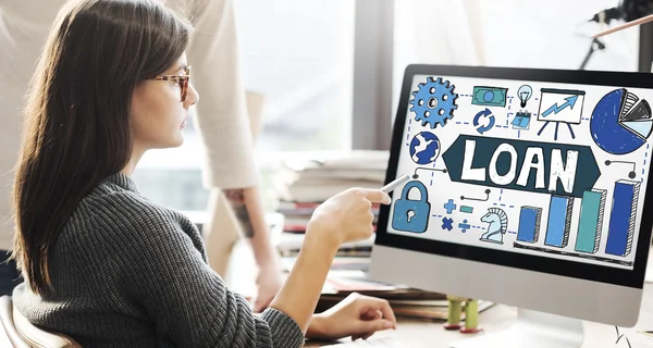 Mujer mostrando en monitor con préstamo — Foto de Stock