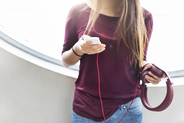 Vrouw die muziek luistert — Stockfoto