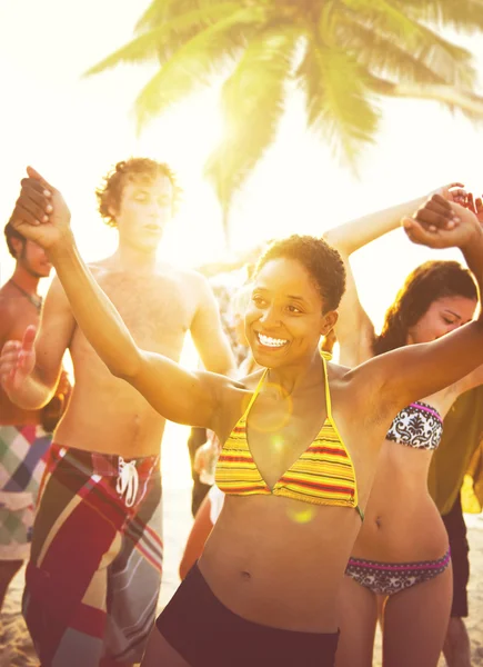 Gente disfrutando de una fiesta de verano — Foto de Stock