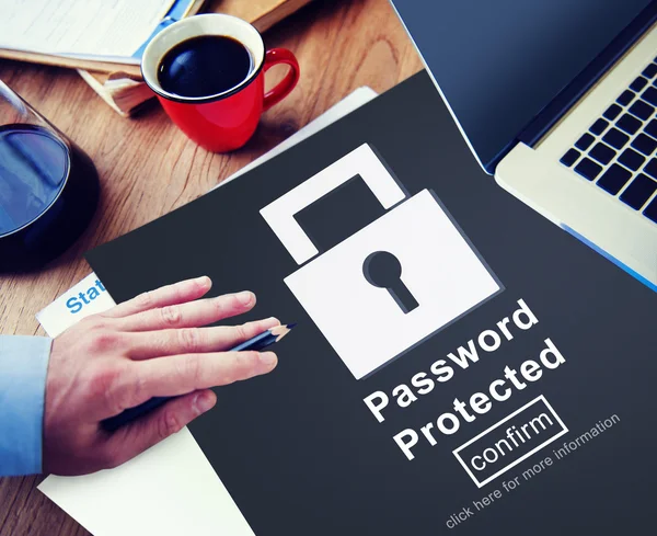 Homme travaillant avec Password Protected — Photo