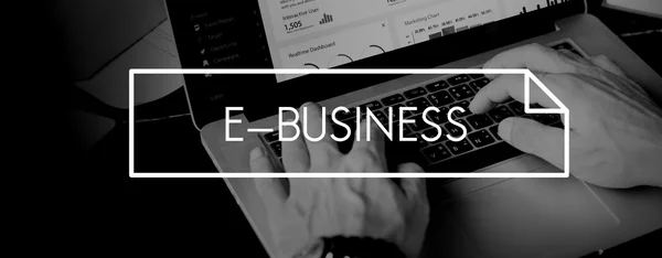 Laptop mit E-Business-Konzept — Stockfoto