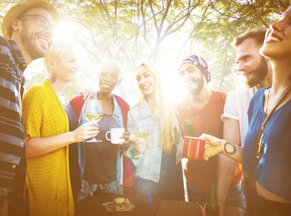 Vrienden die samen tijd doorbrengen — Stockfoto