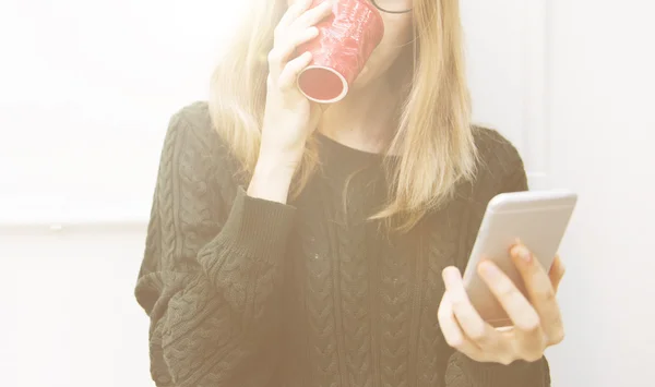 Concetto di comunicazione del collegamento del telefono cellulare della donna — Foto Stock