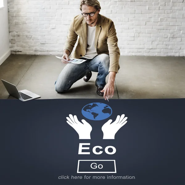 Empresário que trabalha com eco — Fotografia de Stock