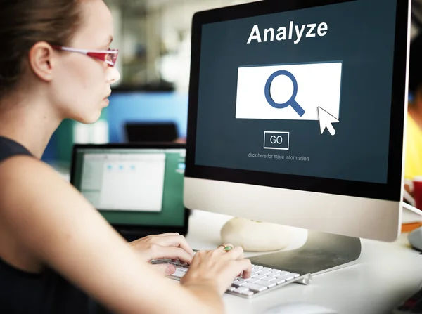 Businesswoman working on computer with analyze — Stock Photo, Image