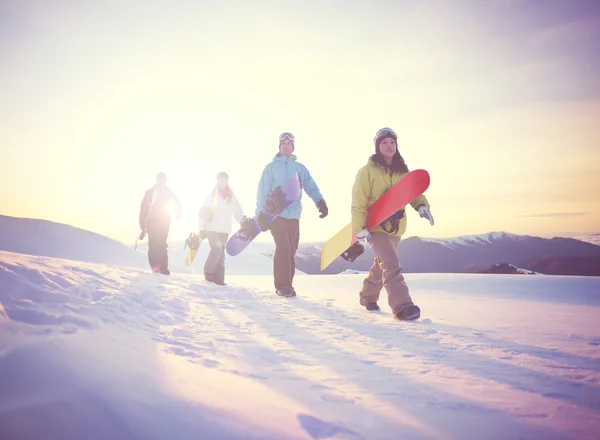 Snowboardosok hegy tetején — Stock Fotó