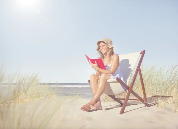 Mulher Relaxante na praia — Fotografia de Stock