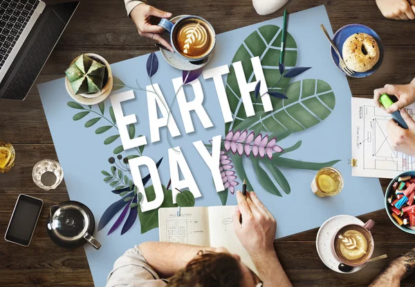 Τραπέζι με αφίσα με την ημέρα της γης — Φωτογραφία Αρχείου