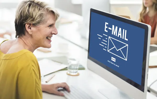 Vrouw die met een computer werkt — Stockfoto